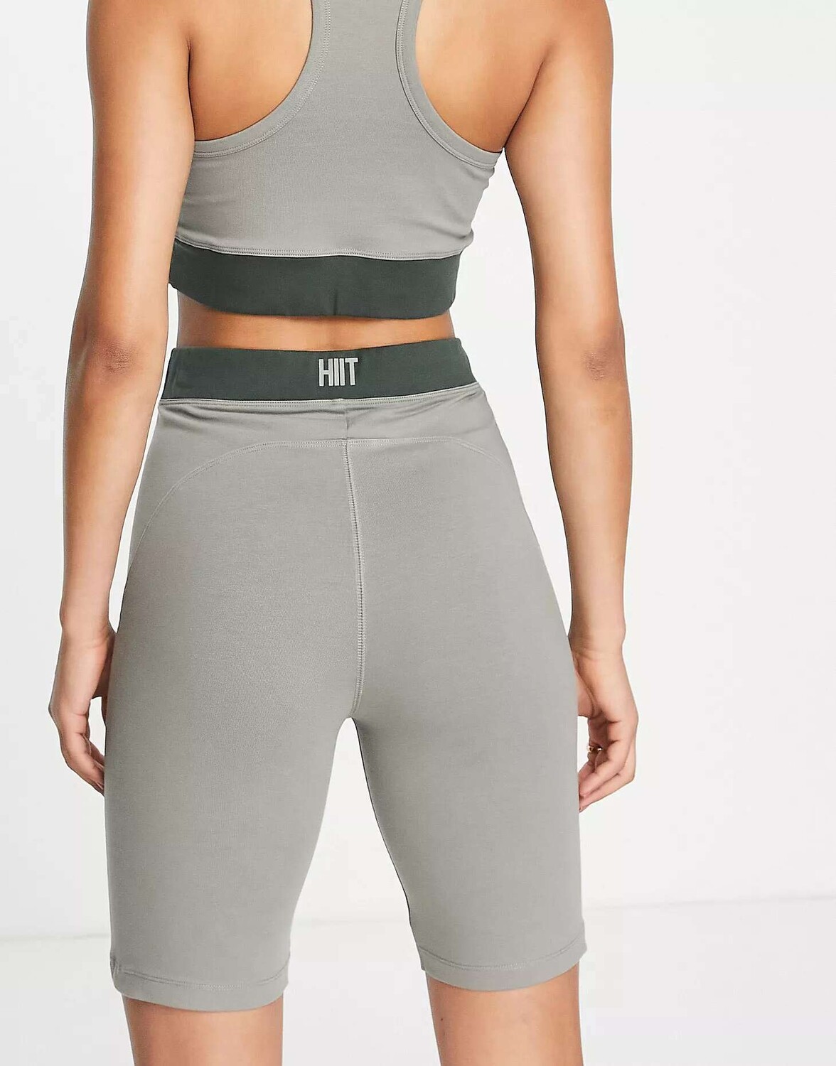 

Короткие леггинсы цвета хаки с контурным швом для HIIT