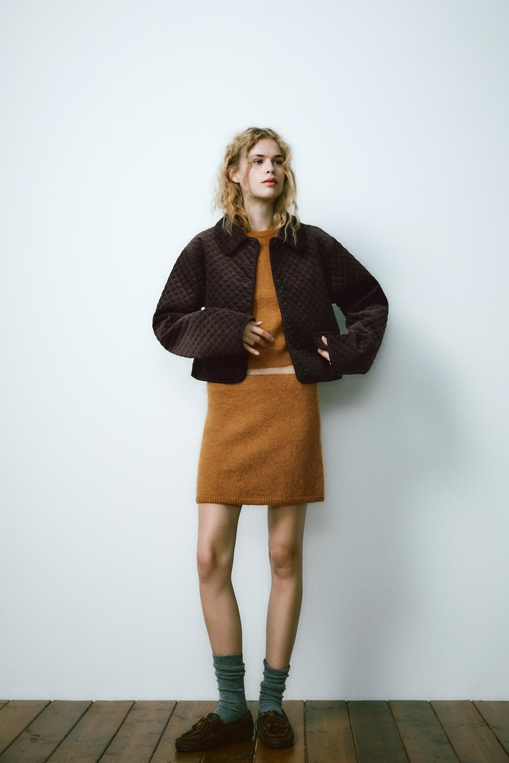 

Стеганая вельветовая куртка ZARA, темно-коричневый