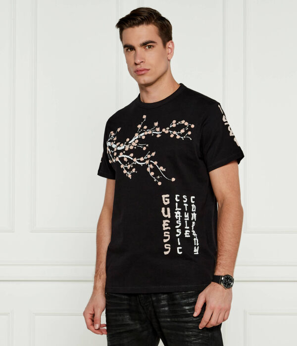 

Футболка Guess Jeans с изображением японского дерева, черный