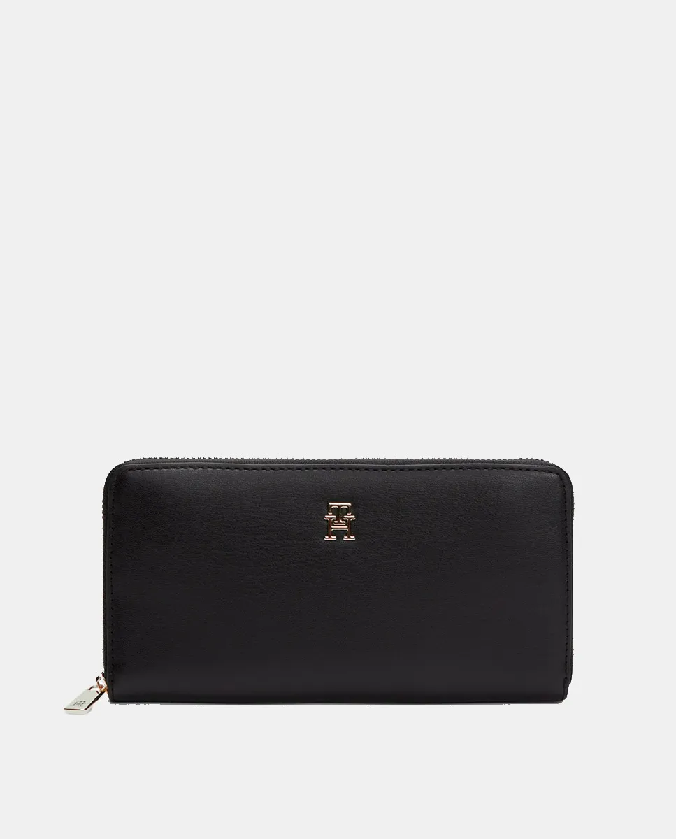 

большой кошелек черного цвета с логотипом Tommy Hilfiger
