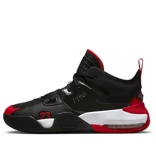 

Кроссовки остаются верными 2 пары обуви Air Jordan, черный