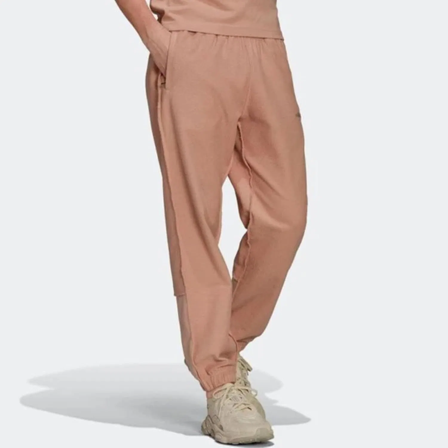 Мужские спортивные брюки adidas Loopback, цвет «пепельный жемчуг» — фото 3