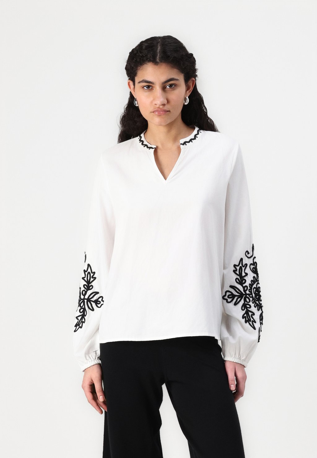 

Блуза ONLMIA V NECK ONLY, белый