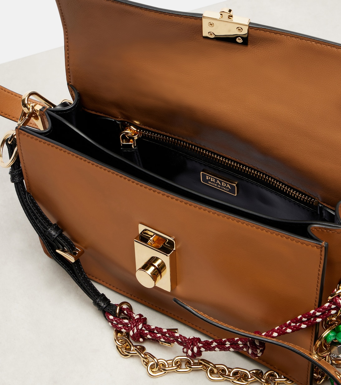 Мягкий звук Маленькая кожаная сумка через плечо Prada, коричневый — фото 3