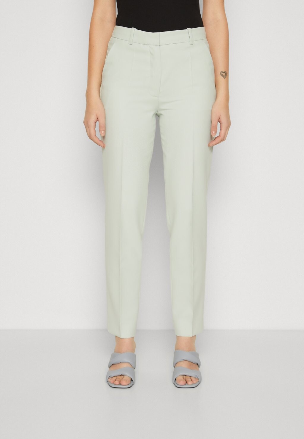 

Брюки SLIM TAPERED ANKLE Calvin Klein, цвет morning frost