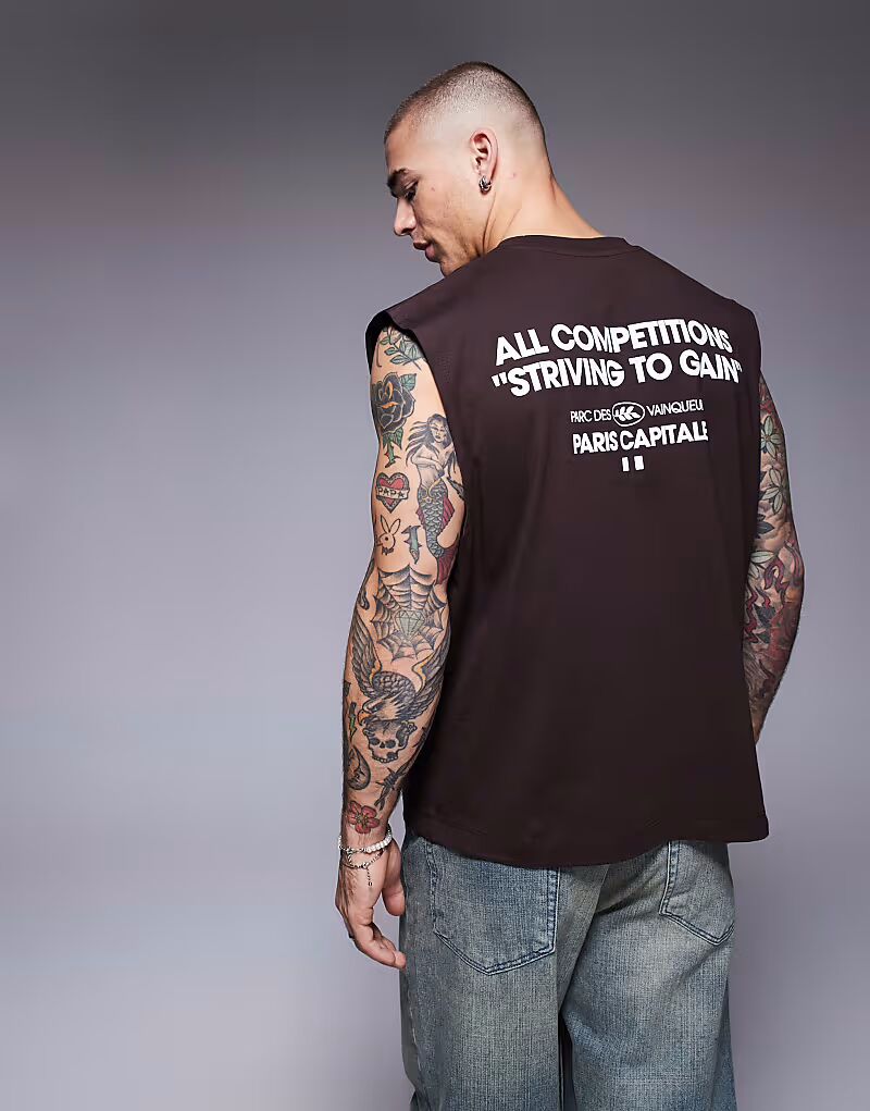 

Свободная майка ASOS DESIGN свободного кроя с текстовой графикой коричневого цвета