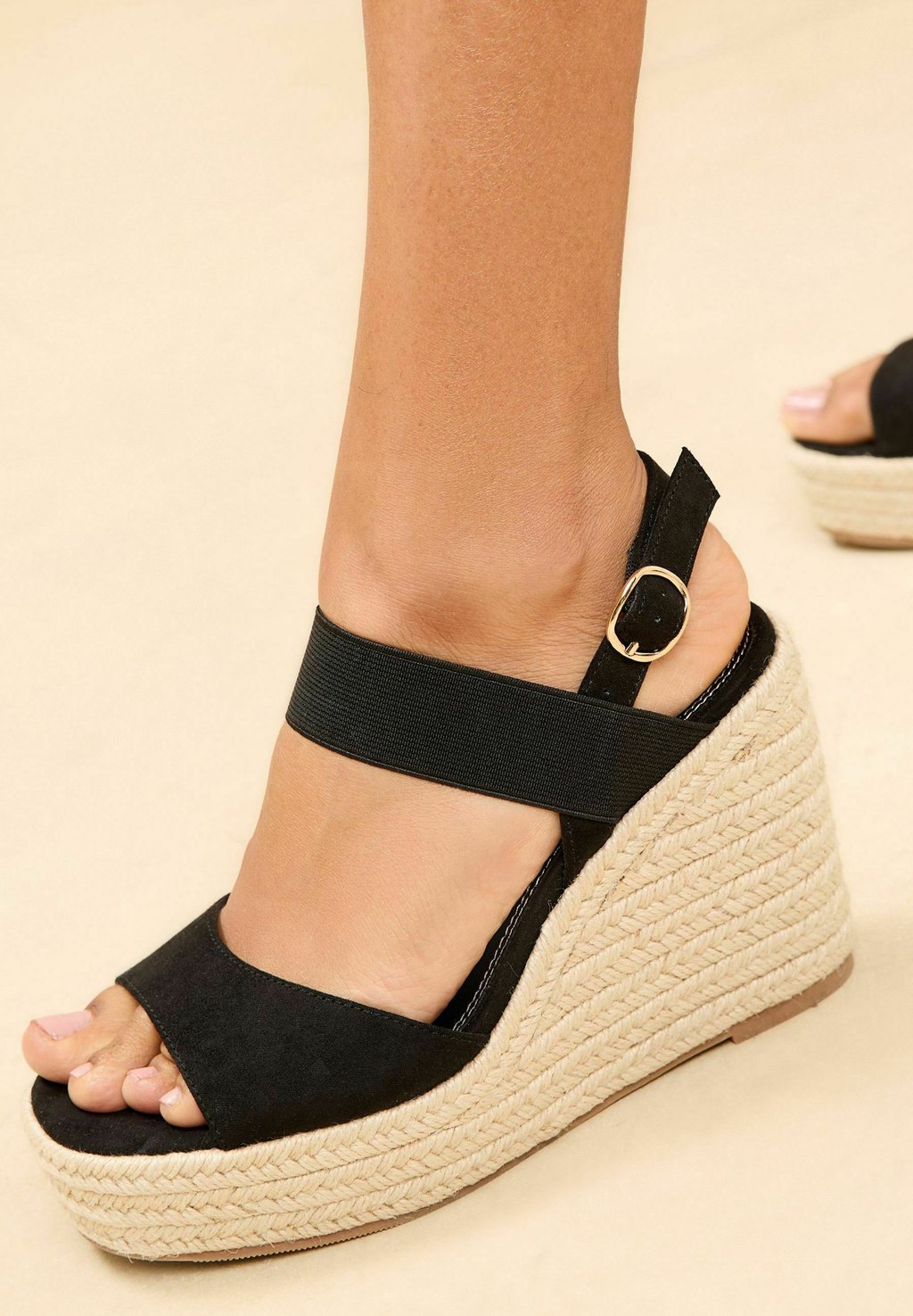 Босоножки на танкетке REGULAR FIT MID ELASTIC SQUARE TOE BUCKLE - High heeled sandals Lipsy, черный — фото 3