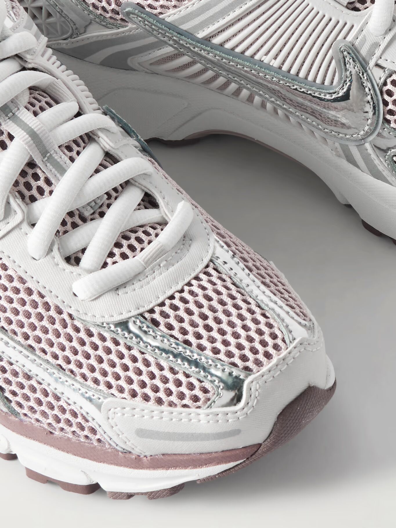 

Кроссовки Zoom Vomero 5 из кожи и сетки с резиновой отделкой NIKE, розовый