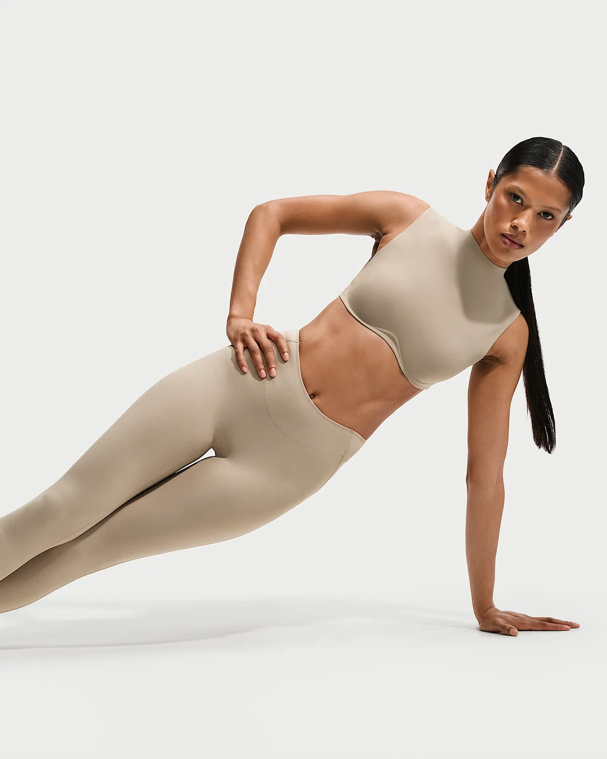 Женский спортивный бюстгальтер NikeSKIMS Studio Stretch с имитацией горловины, легкая поддержка, NSKM Linen/NSKM Linen — фото 3
