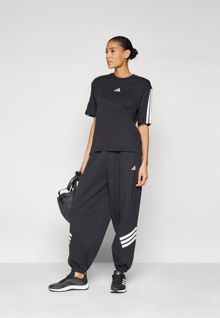 Футболка Adidas Sportswear ESSENTIALS 3 STRIPES BOYFRIEND, Black/White/Black — фото 2