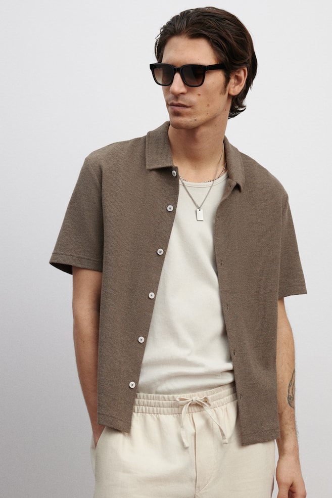 

Рубашка из джерси с короткими рукавами, прямого кроя. H&M, коричневый