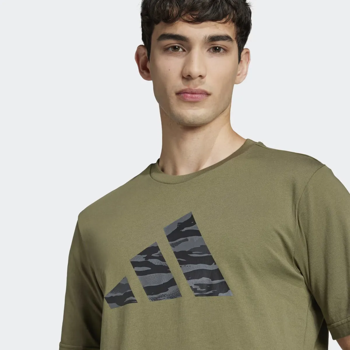 Мужская футболка с камуфляжным принтом Adidas Codes, зеленый — фото 3