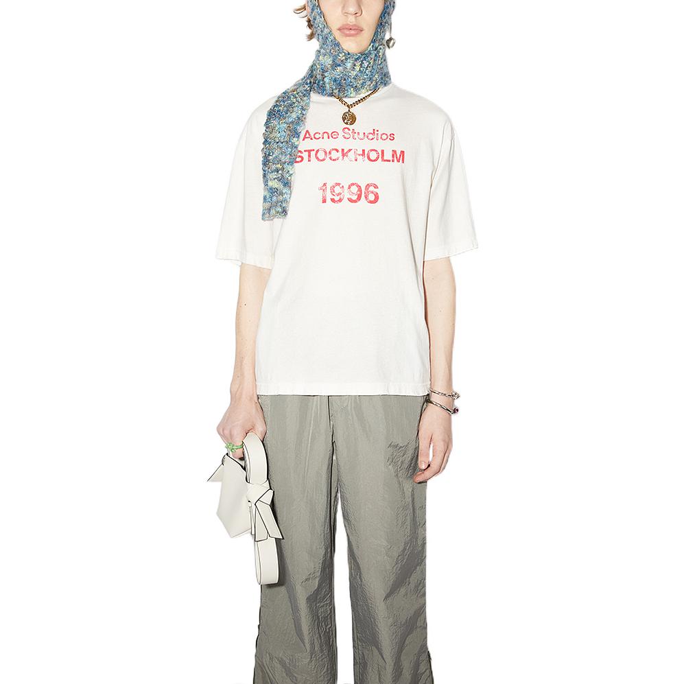 Футболка Acne Studios с принтом марки Стокгольм 1996, розово-белая — фото 3