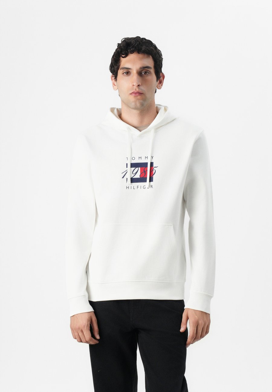 

Толстовка Tommy Hilfiger LINEAR FLAG GRAPHIC HOODIE UNISEX, White