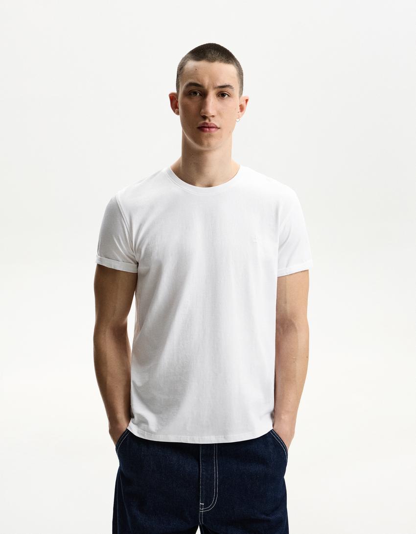 

Футболка с коротким рукавом и вышивкой Bershka, белый
