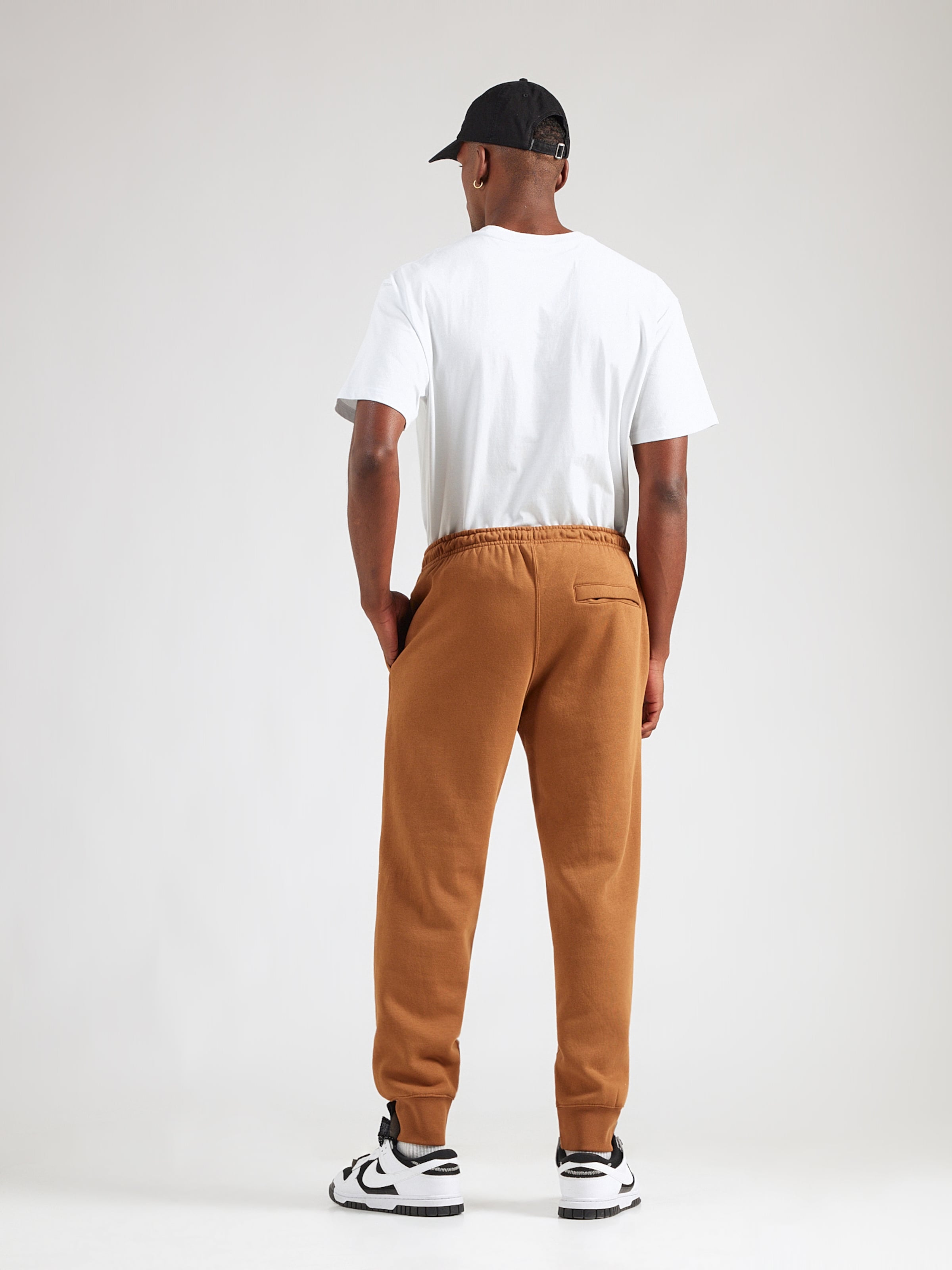 Nike Sportswear Брюки Tapered 'CLUB' в цвете Brown — фото 4