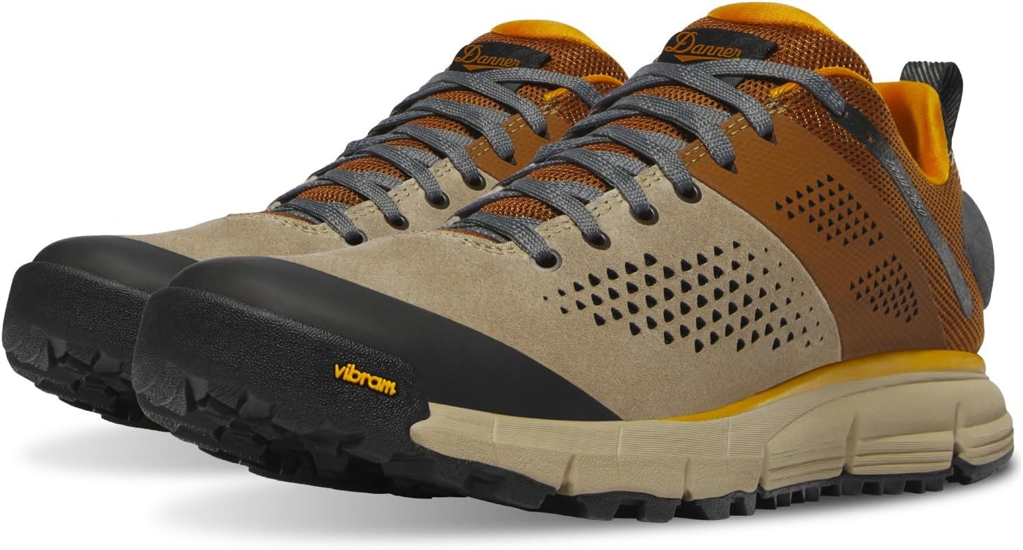 

Мужские туристические ботинки Danner Trail 2650 - прочная замша, легкий текстиль с дышащей сетчатой подкладкой, стелька Ortholite и подошва Vibram для сцепления, коричневый