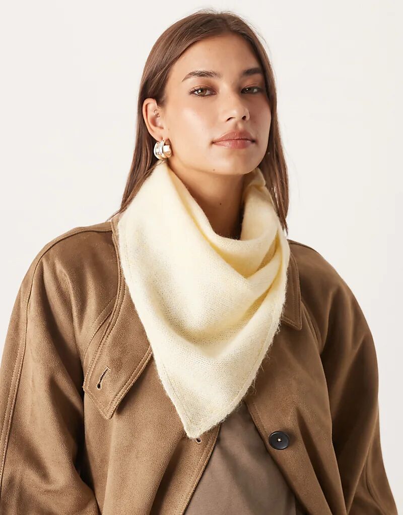 

Вязаный треугольный шарф ASOS DESIGN цвета пахты