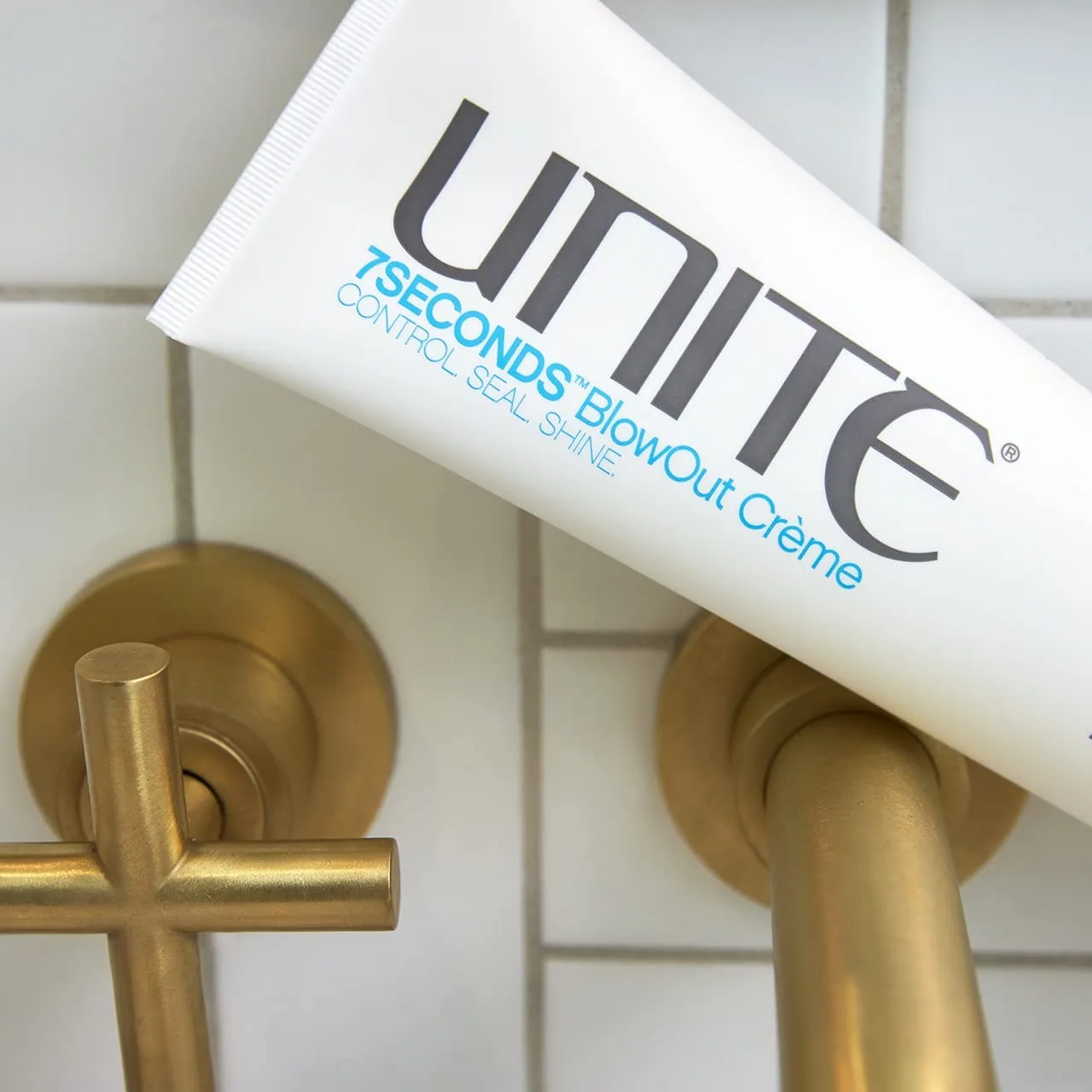 UNITE Hair - 7SECONDS BlowOut Crème - легкий стайлинг-крем для продления укладки, контроля пушистости и защиты от влажности - UV и термозащита - 207 мл — фото 2
