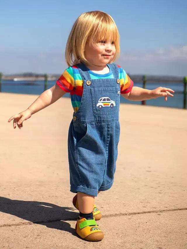 Детский хлопковый джинсовый комбинезон, джинсовый/автомобильный Frugi — фото 2