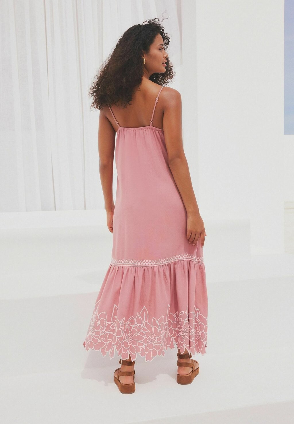 

Платье макси Embroidered Strappy Regular Fit Next, розово-белое