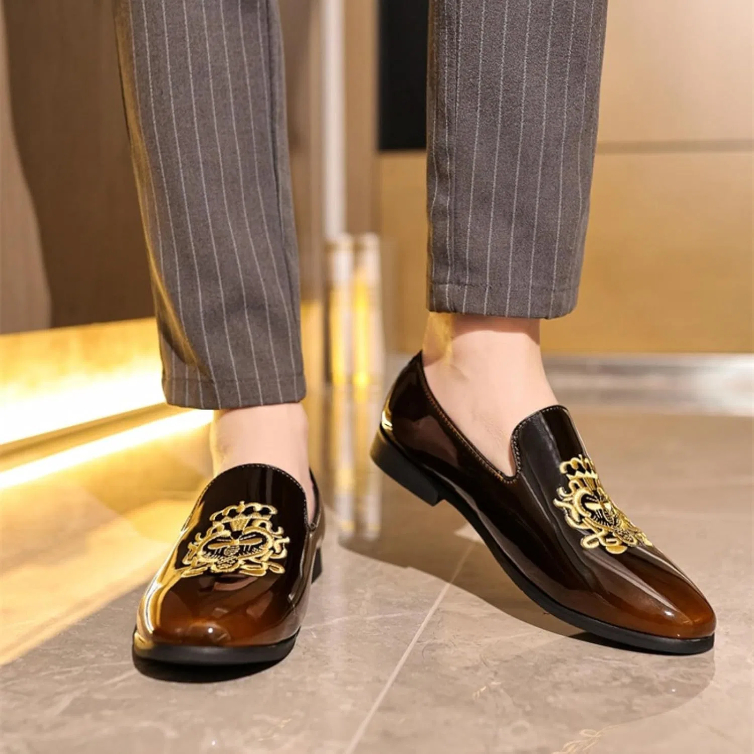 Лоферы кожаные вышивка Men's Classic Round Toe Flat Comfortable Lightweight Breathable Business Shoes, Brown Netehadi — фото 3