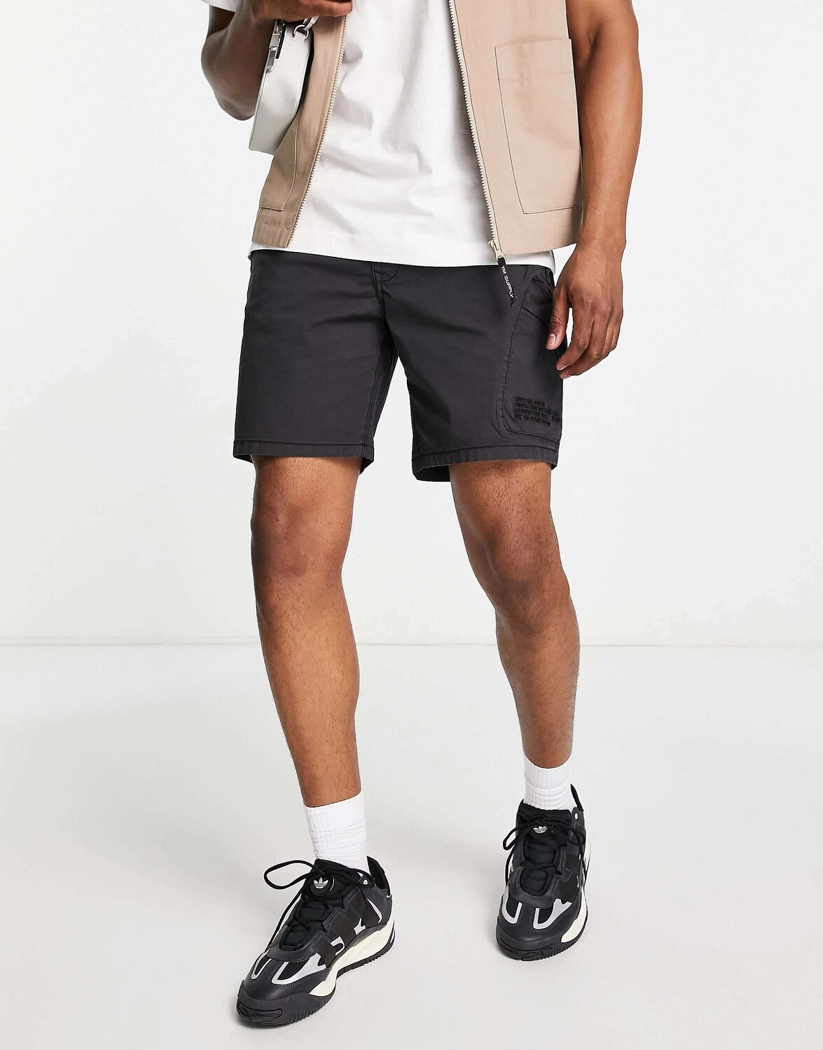 

Черные шорты карго с эффектом потертости River Island