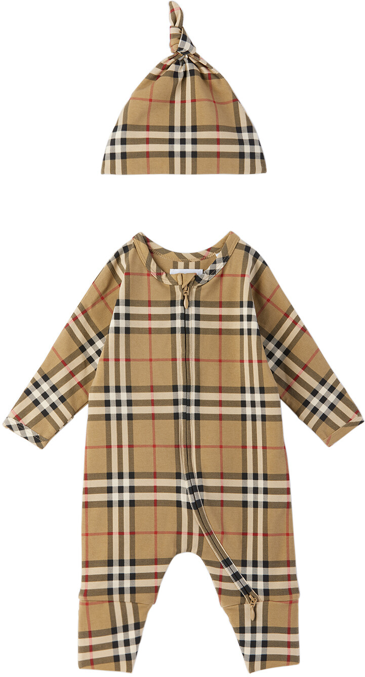 

Бежевый комбинезон в клетку и комплект шапочки Baby Burberry