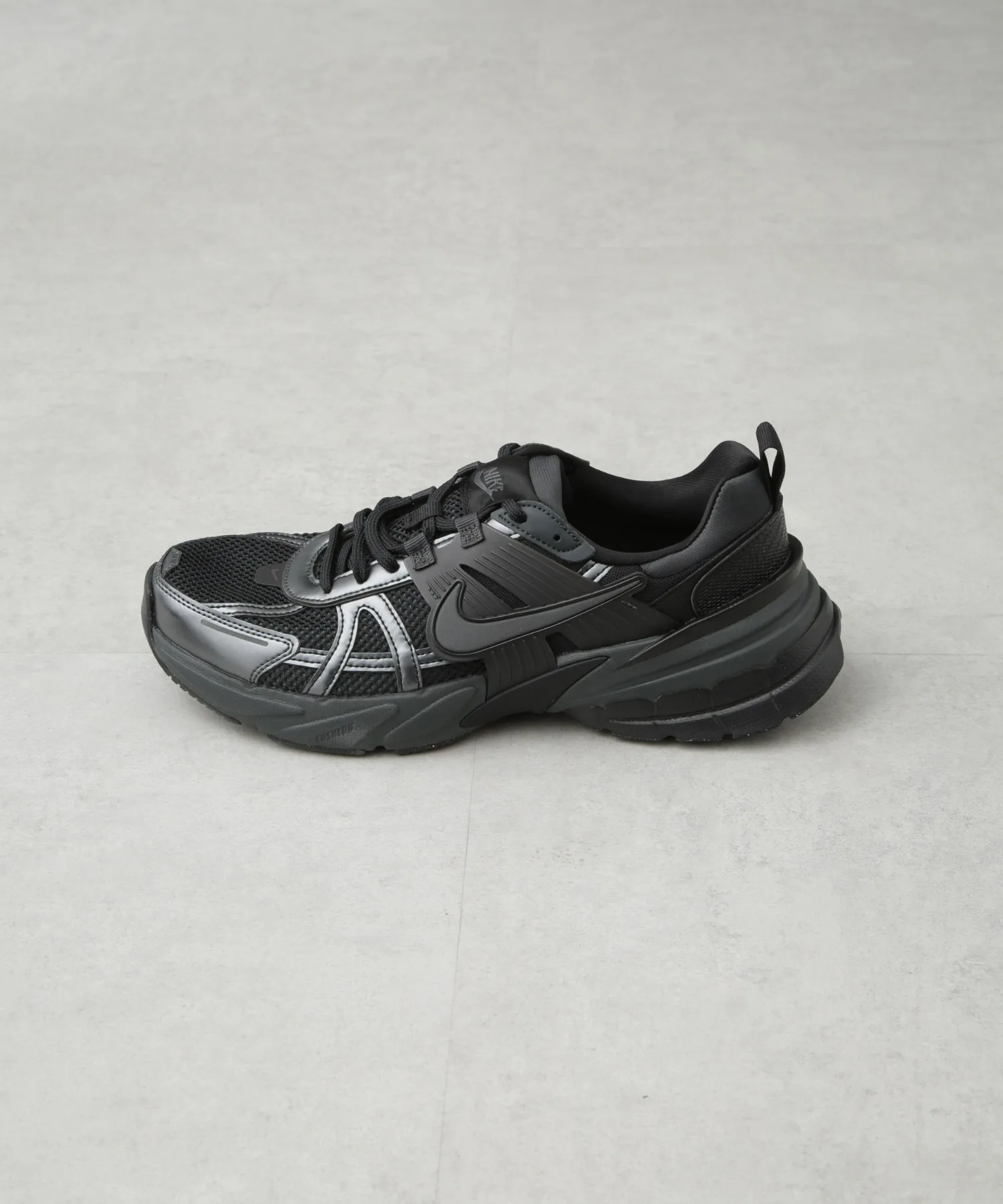 Женские кроссовки V2K RUN NIKE белые — фото 2