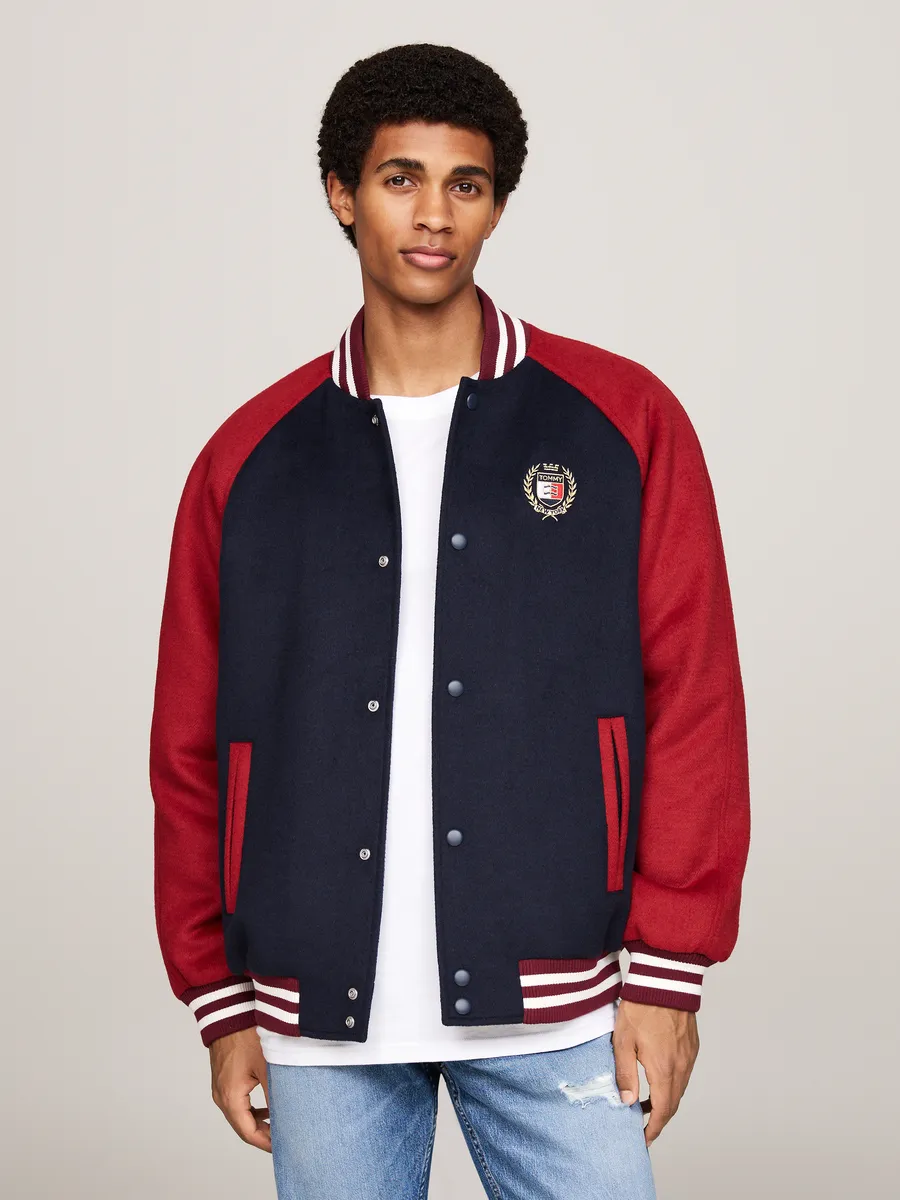 

Куртка-бомбер Tommy Jeans "TJM WOOL BLEND CREST BOMBER", дизайн колор-блок, вышивка герба Tommy Jeans на груди, цвет Dark Night Navy / Regatta Red