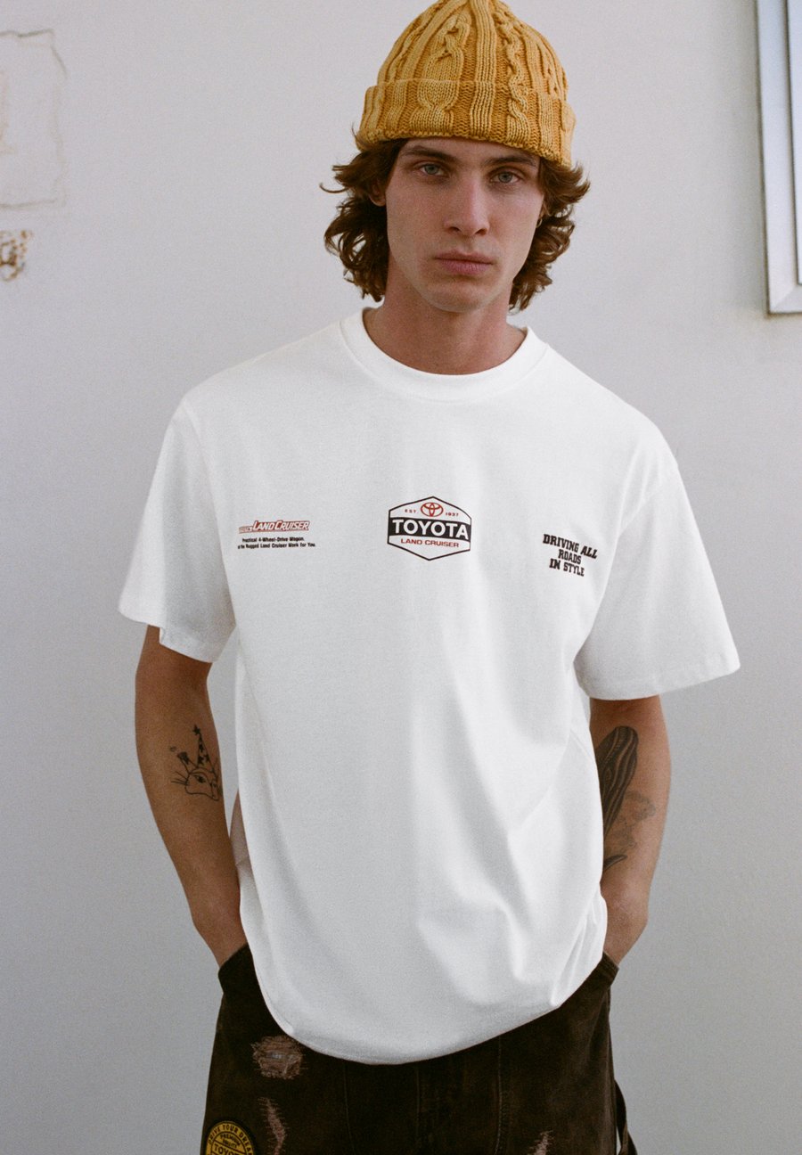 

Футболка PULL&BEAR TOYOTA, White