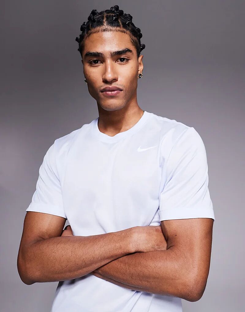 

Футболка Nike Training Legend Dri-FIT Veneer серого цвета