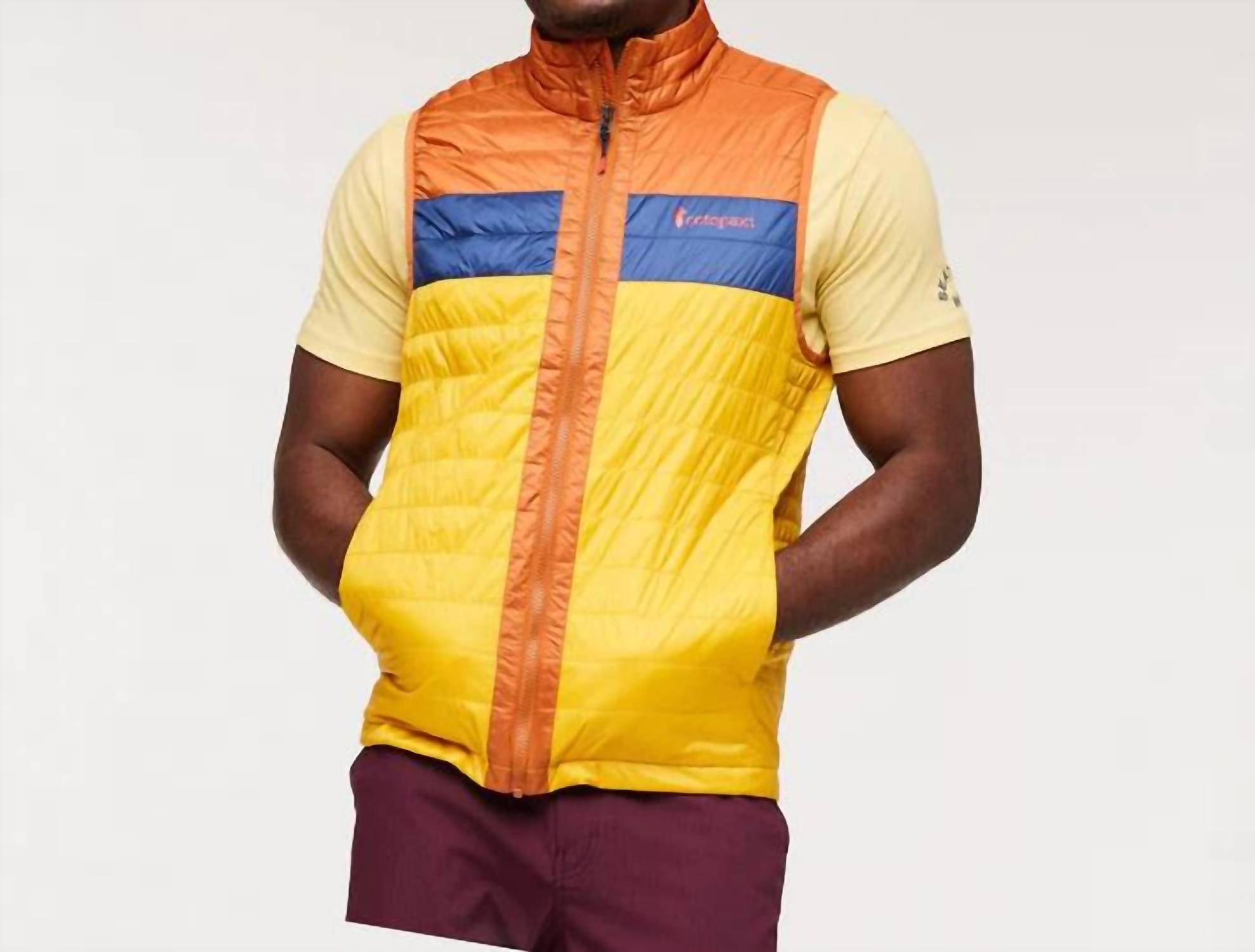 

Мужская утепленная жилетка Capa Insulated Vest цвета Mezcal/sunset cotopaxi