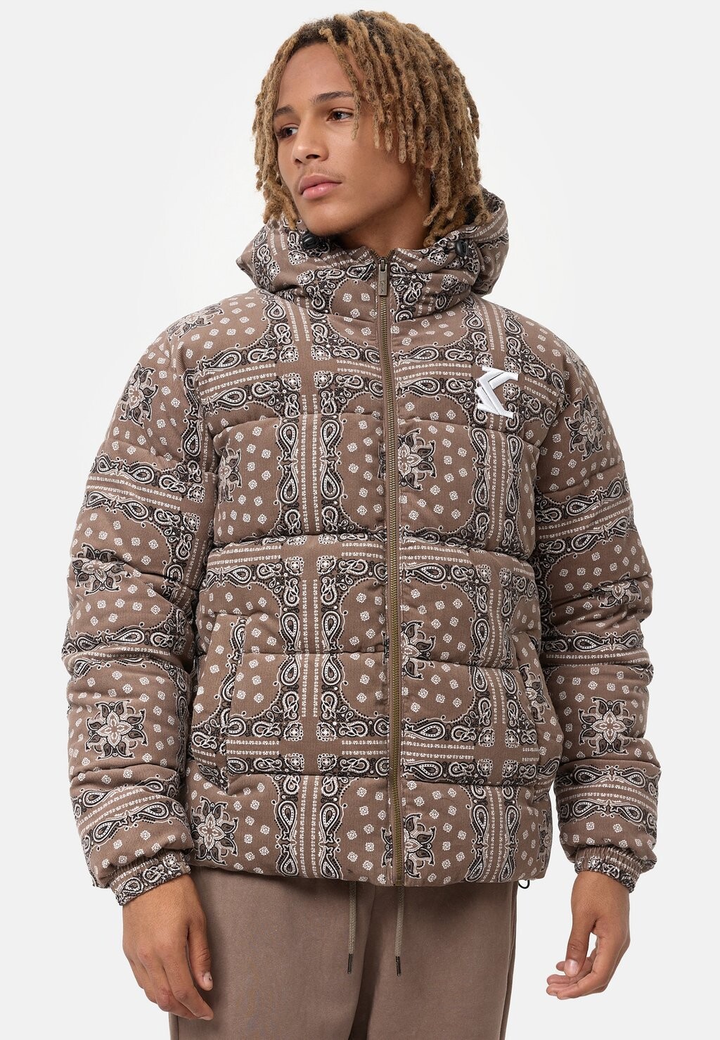 

Зимняя куртка Karl Kani HOODED PAISLEY PUFFER JACKET, цвет Dark Taupe, Коричневый, Зимняя куртка Karl Kani HOODED PAISLEY PUFFER JACKET, цвет Dark Taupe