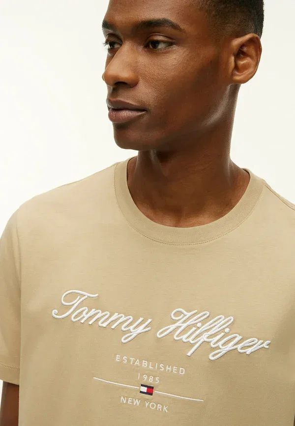 Футболка с принтом Script logo tee Tommy Hilfiger batique khaki, хаки — фото 4