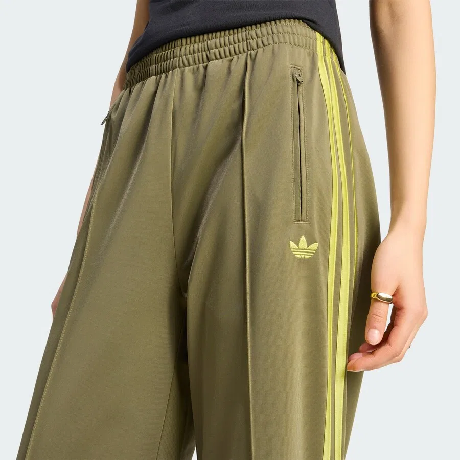 Брюки ADIDAS ORIGINALS с широкими штанинами 'Firebird' в оливковом и киви цветах — фото 3