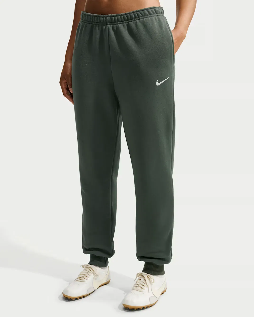 Женские спортивные брюки средней посадки Nike Studio Fleece Medium Weight, Camo Green/Sail — фото 2