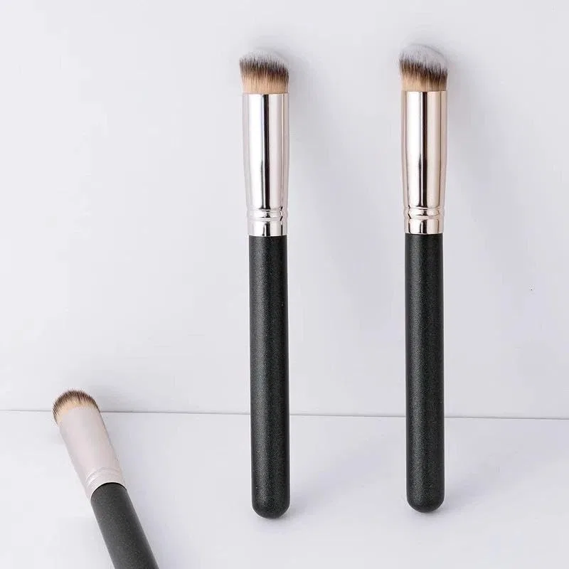 No brand Консилер-кисть с мягкой щетиной, Concealer Brush, 20 г — фото 3