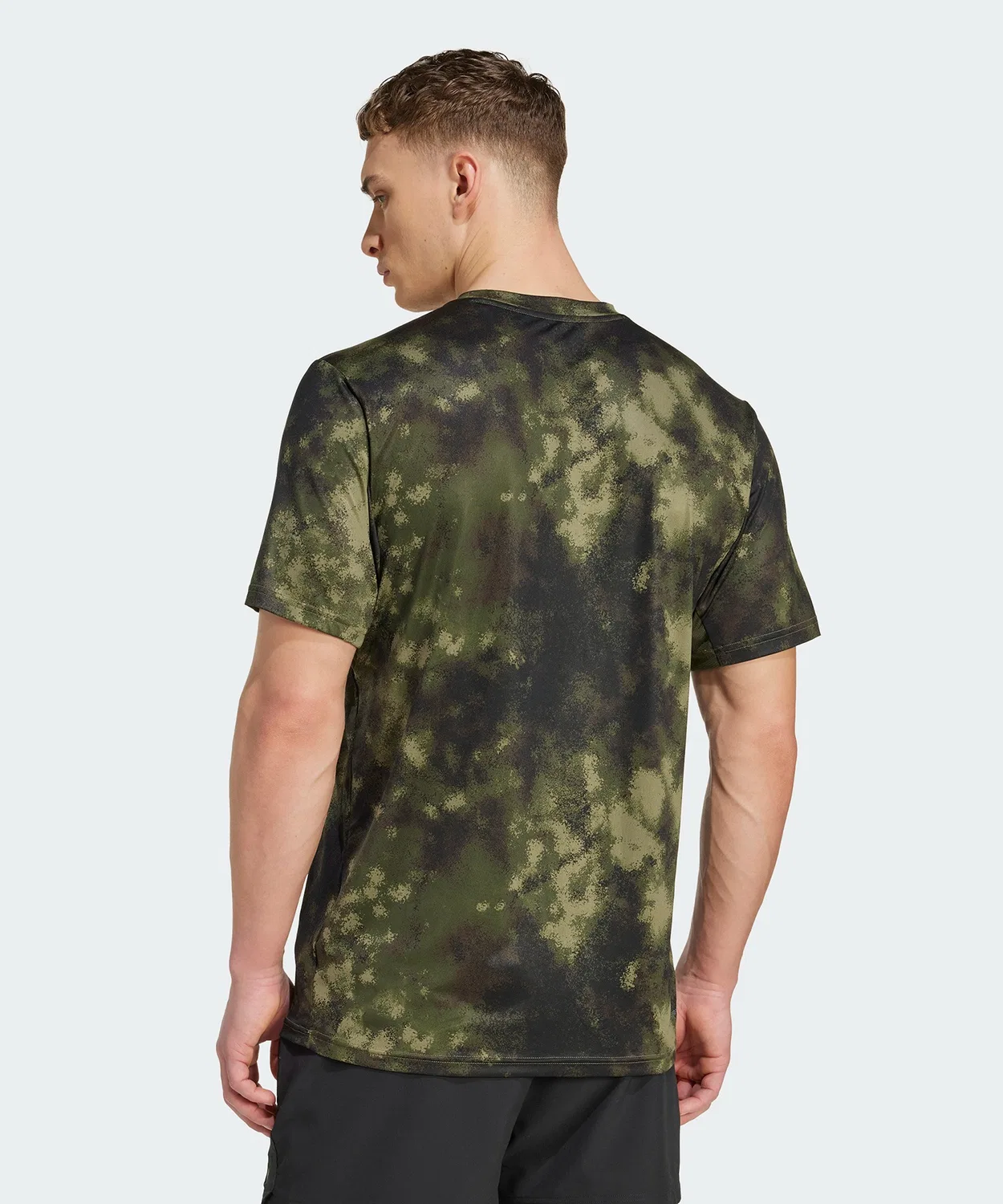 Мужская футболка с камуфляжным принтом Adidas Train Essentials Seasonal, Хаки — фото 2