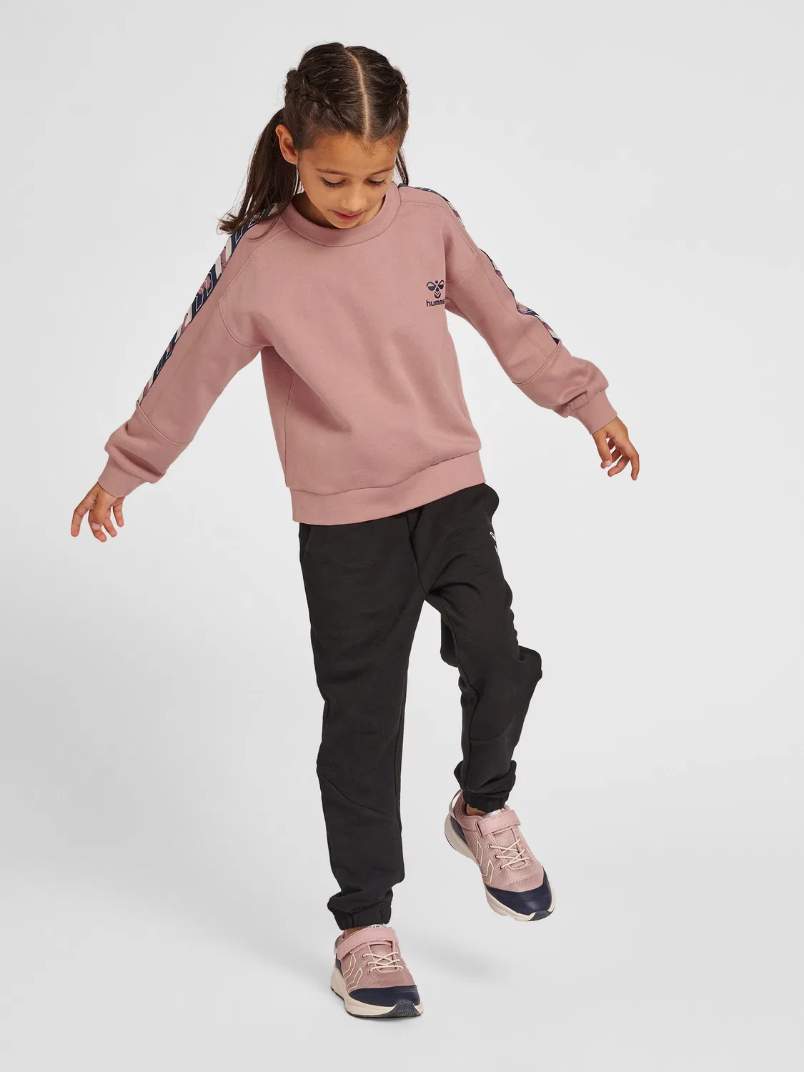 Детский свитшот с длинным рукавом Hmlzoe Hummel, Violett Hellrosa Blutenblattbeige — фото 2
