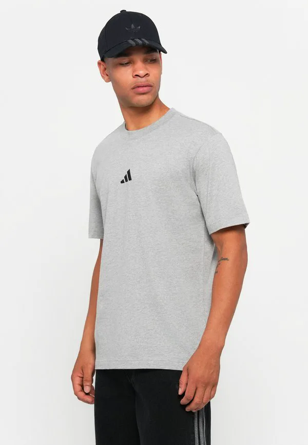 Базовая футболка с небольшим логотипом essentials. Adidas Sportswear, Medium Grey Heather/Black — фото 4