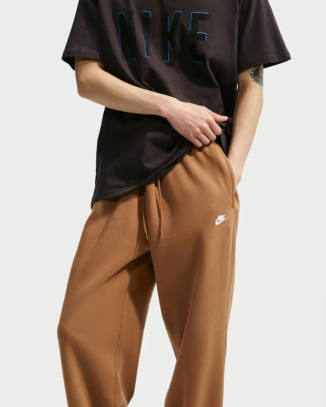 Мужские флисовые брюки на резинке Nike Sportswear Club, Ale Brown/Ale Brown/White — фото 4