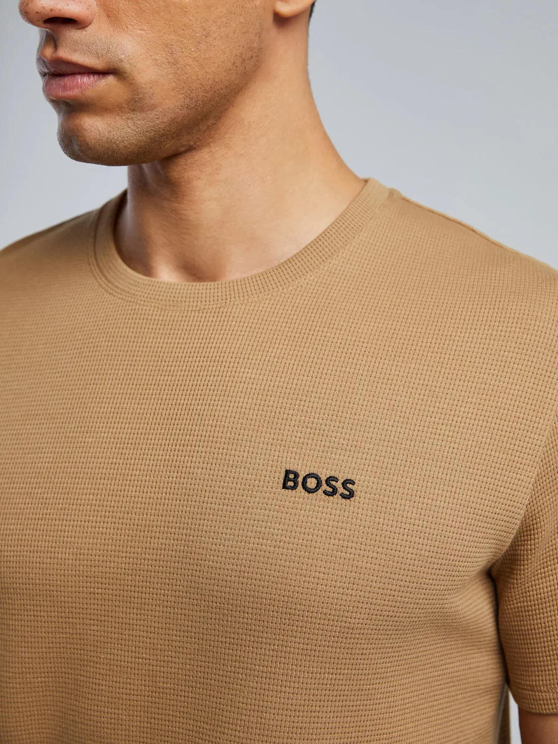 BOSS Светло-коричневая футболка с короткими рукавами и логотипом вафельной текстуры — фото 4