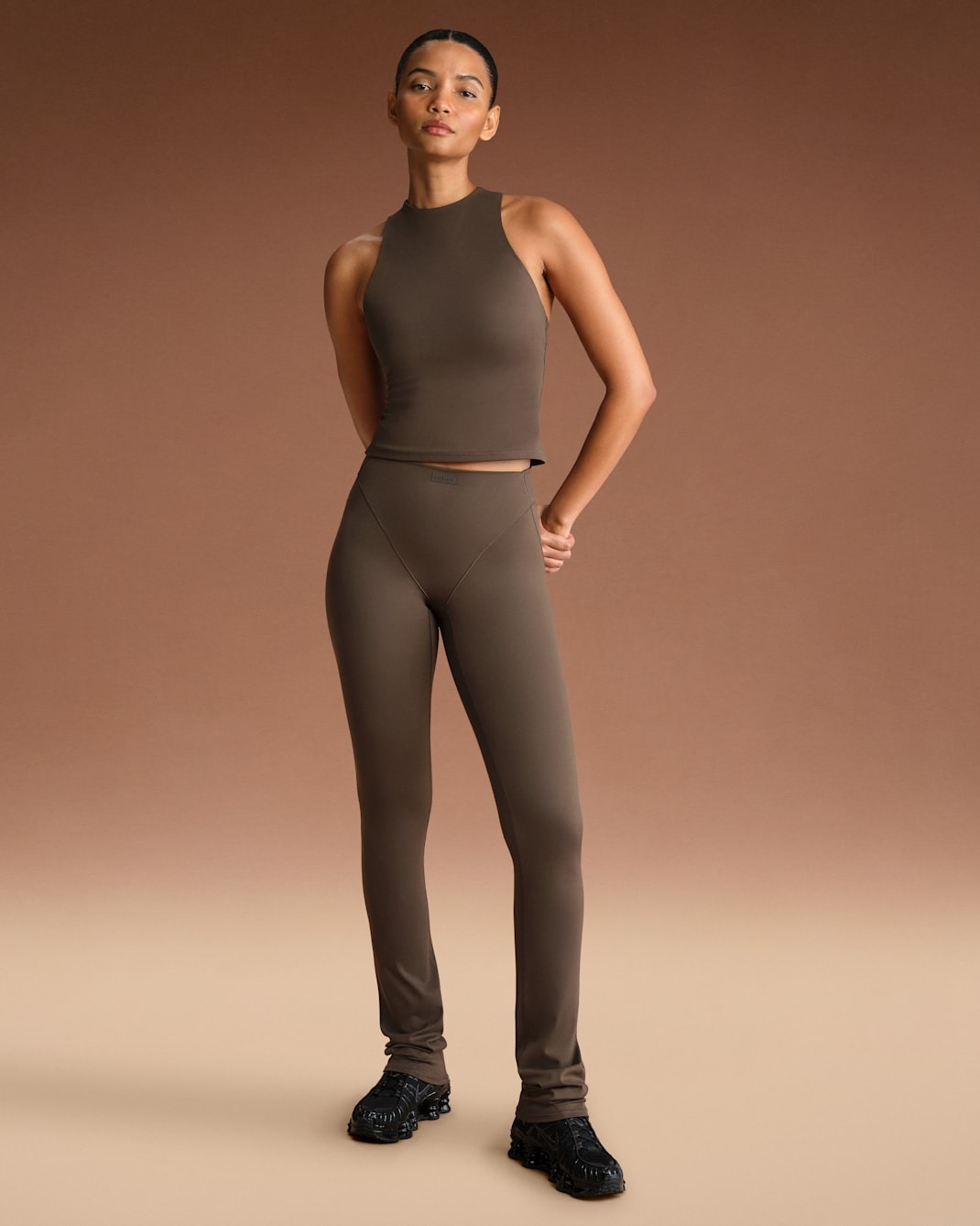 Топ NikeSKIMS Matte Women's Mock-Neck Racerback Tank, темно-коричневый — фото 4