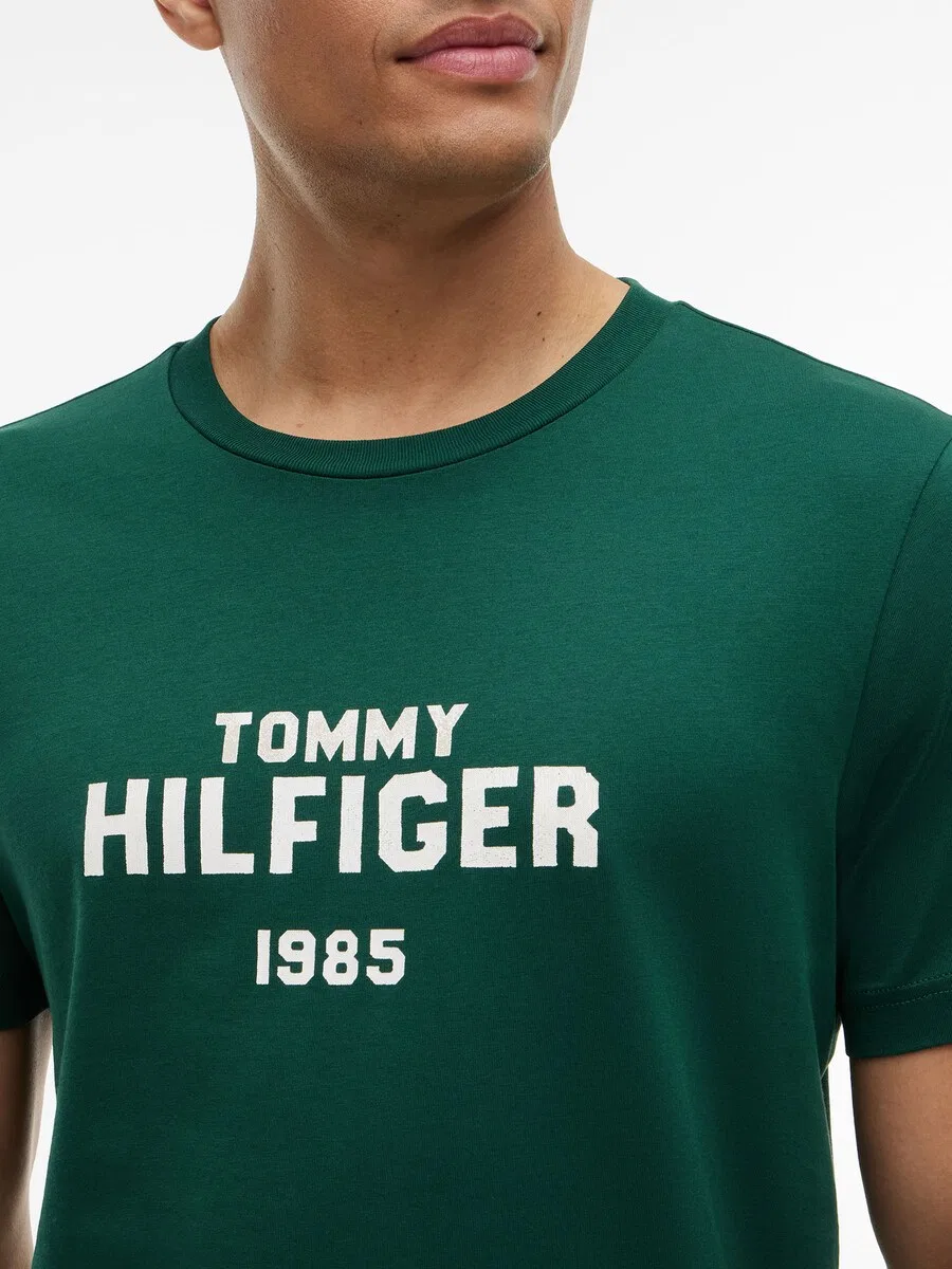 Футболка TOMMY HILFIGER Brand Love темно-зеленого цвета — фото 3