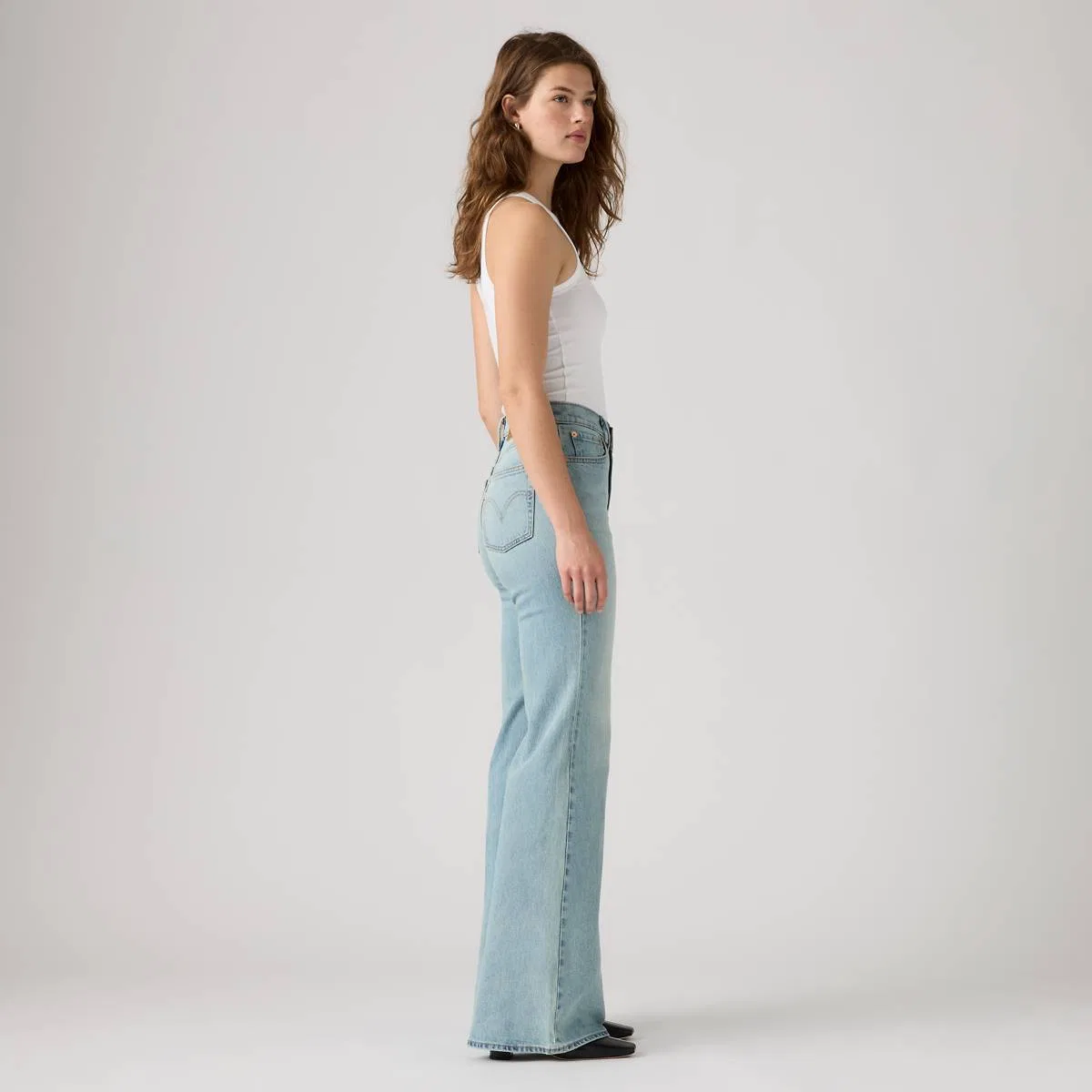 Женские джинсы-клеш с ребристым силуэтом Levi's, Belindas Light - Light Wash — фото 4