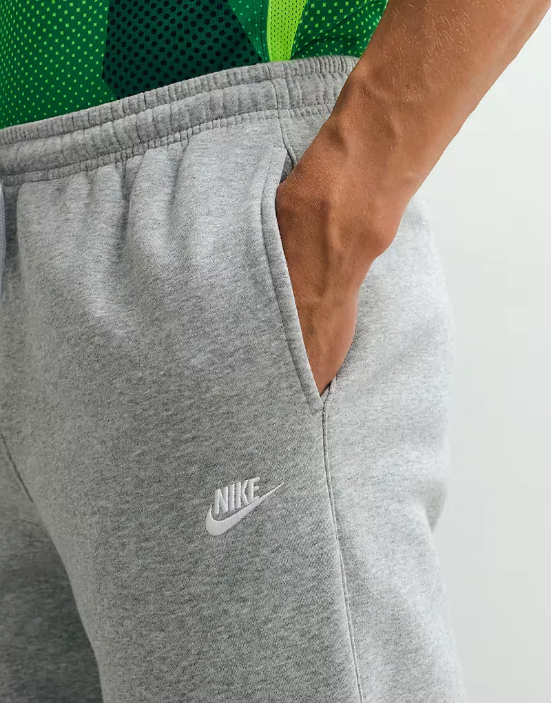 Спортивные брюки Nike Club из флиса прямого кроя с логотипом, серые — фото 2