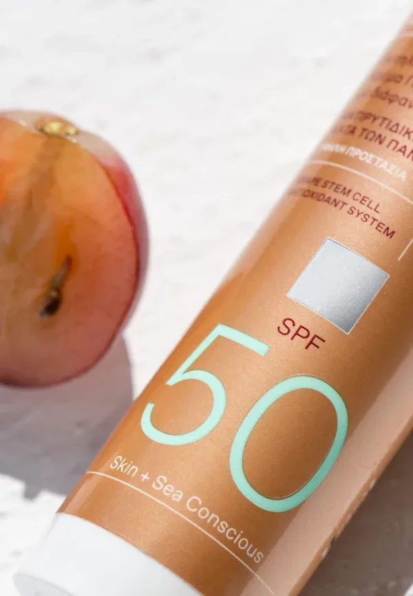 Солнцезащитный крем для лица Red grape Sheer Glow Daily Sunscreen Face Cream - защита от солнца 50 мл Korres — фото 3