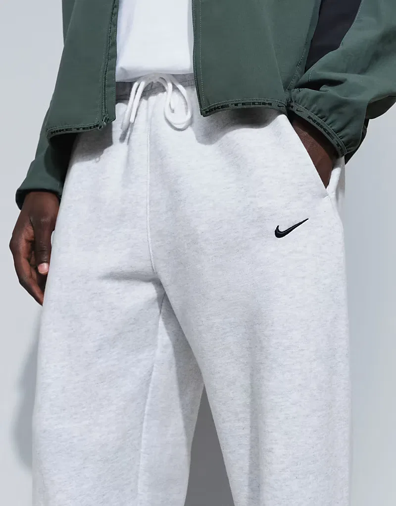 Спортивные брюки Nike Solo из флиса с завязками, прямого кроя, светло-серые — фото 4
