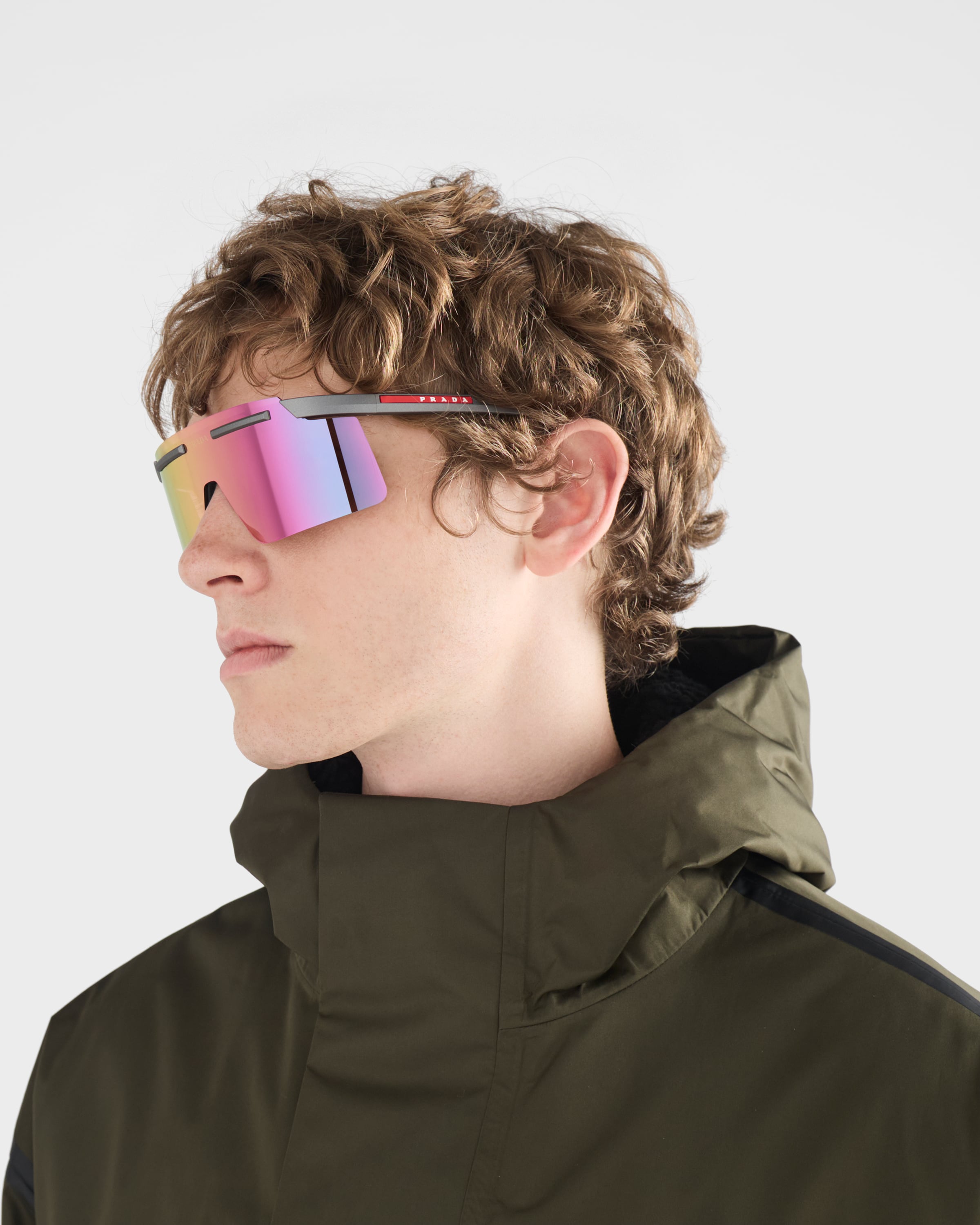 Солнцезащитные очки Prada Linea Rossa Active Prada, многоцветные линзы флуоресцентно-розового цвета — фото 2